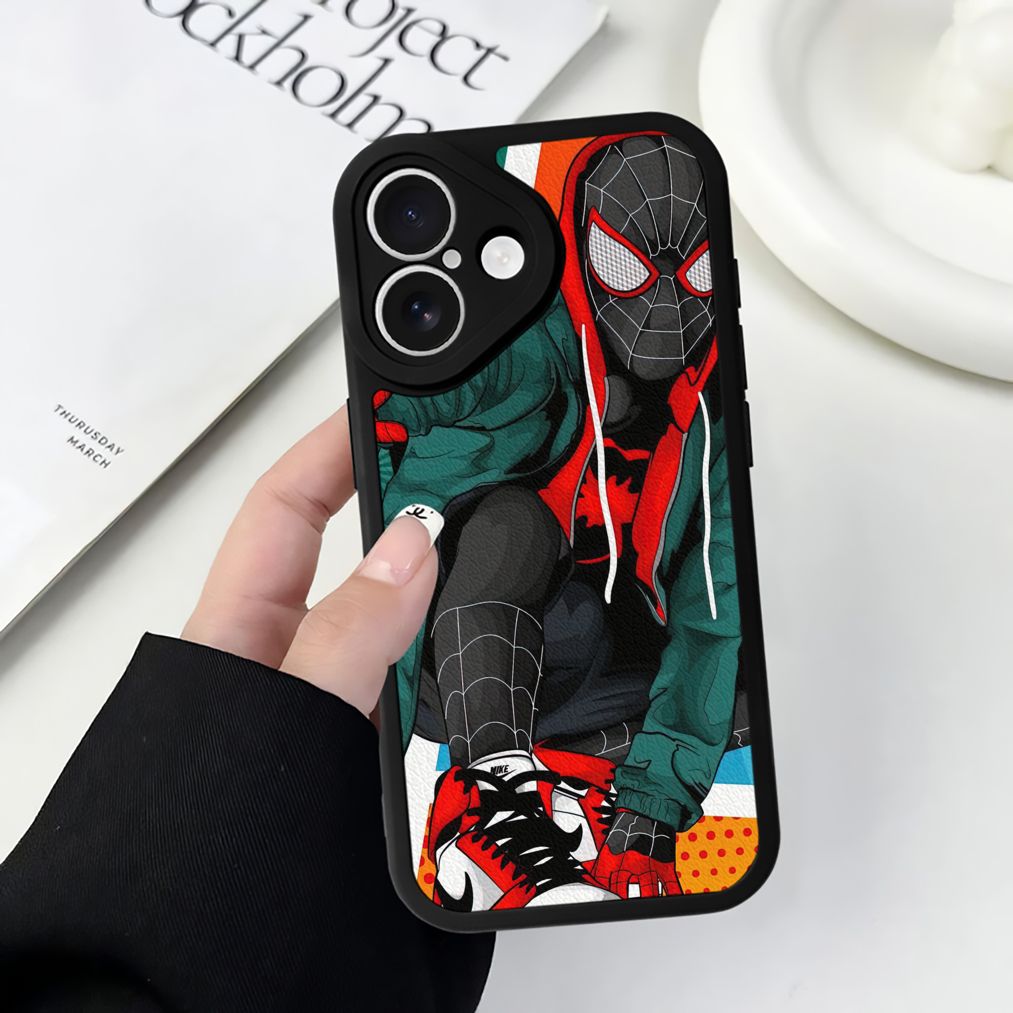 Spider Man スパイダーマン 【iPhone 16シリーズ対応】シリコンスマホケース（レザー調） 材質：シリコン